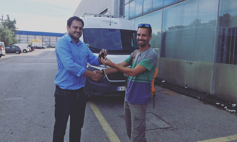 Ο Γάλλος δημοσιογράφος Κ. Corentin με τον τεχνικό σύμβουλο της εταιρείας Κουμαντζίας Γεράσιμο Μπάστα