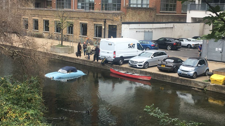 Συλλεκτική Porsche έκανε βουτιά σε κανάλι!