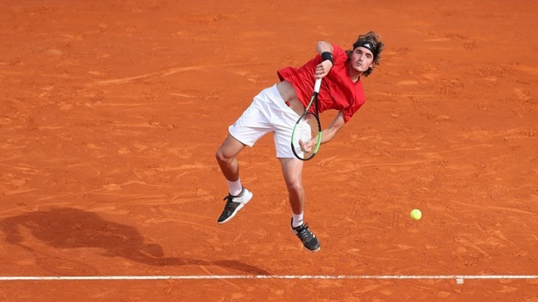 Μεγάλη νίκη για τον Τσιτσιπά απέναντι στον Μονφίς