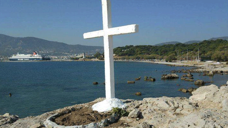 Μυτιλήνη: Άγνωστοι κατέστρεψαν τον μεγάλο σταυρό που είχε τοποθετηθεί στην ακτή Απελή