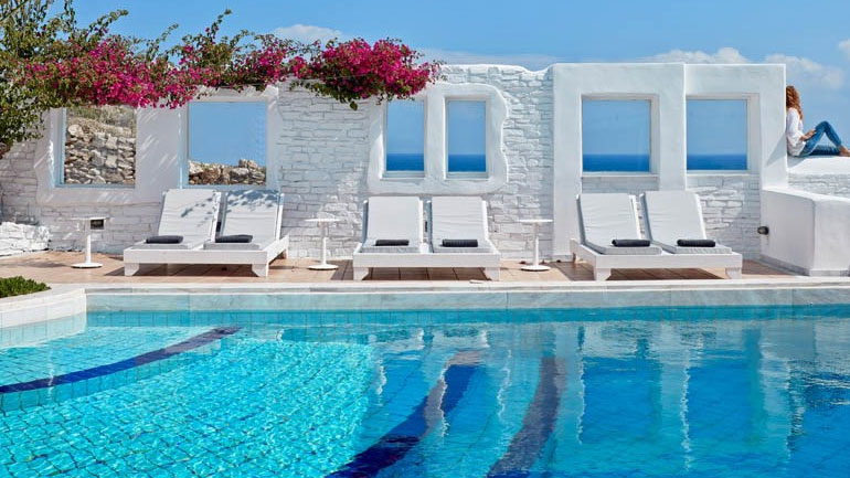 BriQ Properties: Αγορά του ξενοδοχείου Mr & Mrs White Paros