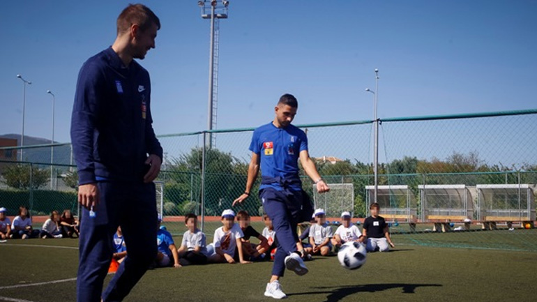 «Πάσα στα θρανία»