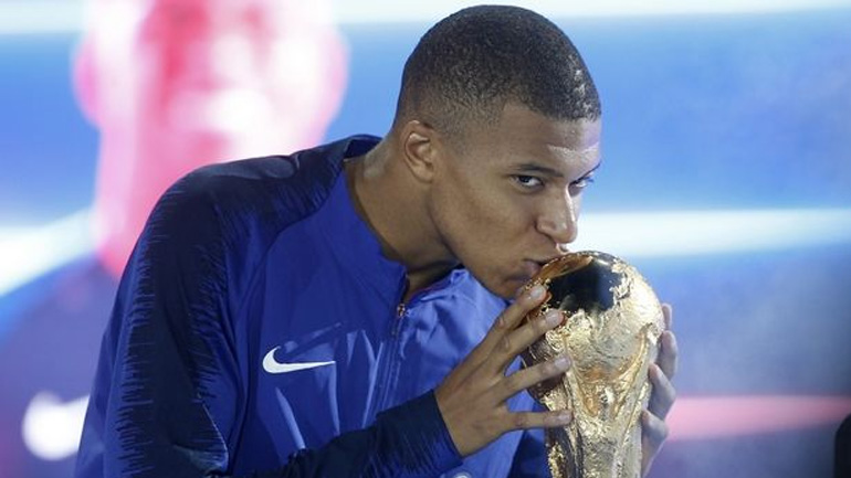 Οι 30 υποψήφιοι για τη «Χρυσή Μπάλα»