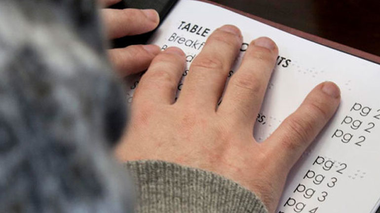 Ξεκινούν οι έλεγχοι στα καταστήματα μαζικής εστίασης για την ύπαρξη τιμοκαταλόγων για ΑμεΑ