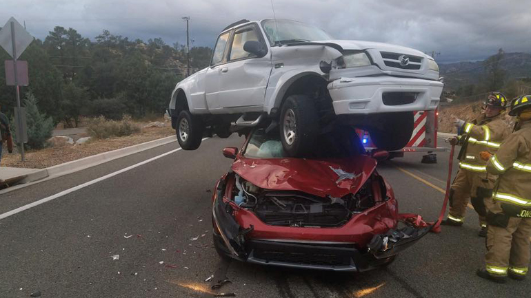 Καβάλησε ο ένας τον άλλο στη μέση του δρόμου!