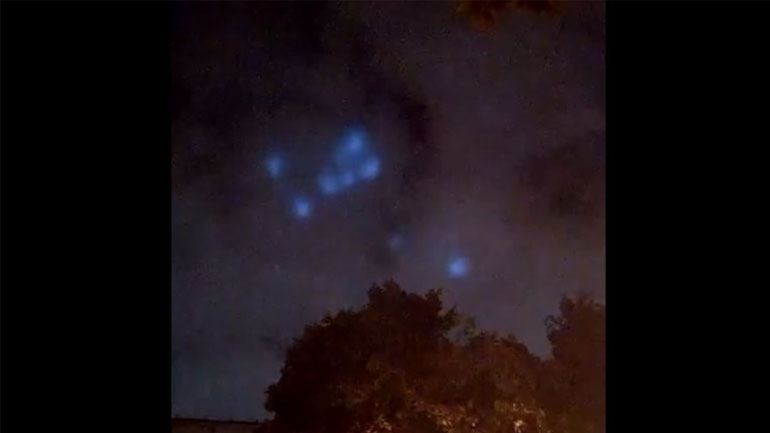 Μπλε φώτα «χορεύουν» στον ουρανό της Μόσχας προκαλώντας ερωτήματα