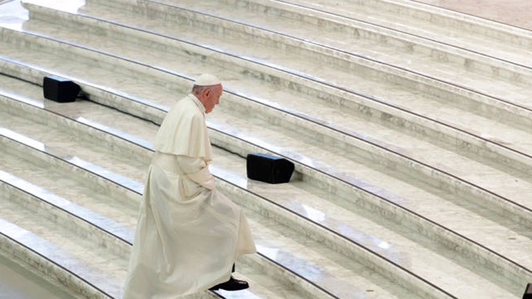 O πάπας Φραγκίσκος παραπάτησε και έπεσε ενώ επέστρεφε στο ξενοδοχείο του