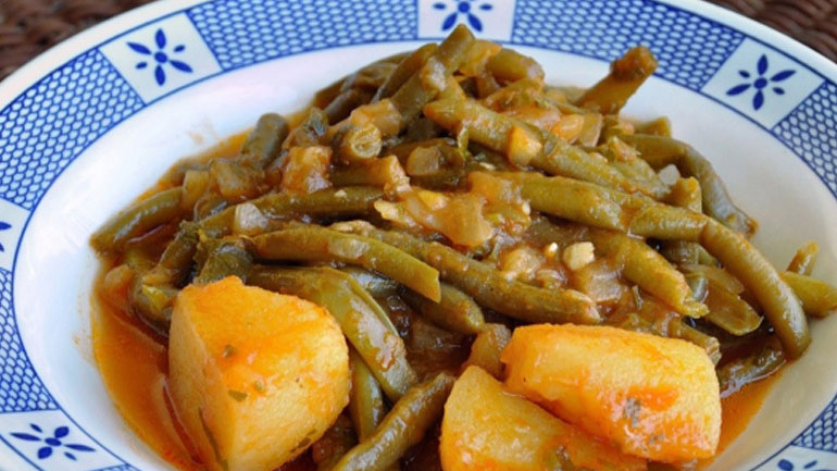 Λαδερά φασολάκια με πατάτες