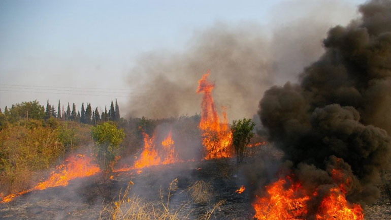 Κέρκυρα: Σε εξέλιξη η πυρκαγιά στην Κουλούρα