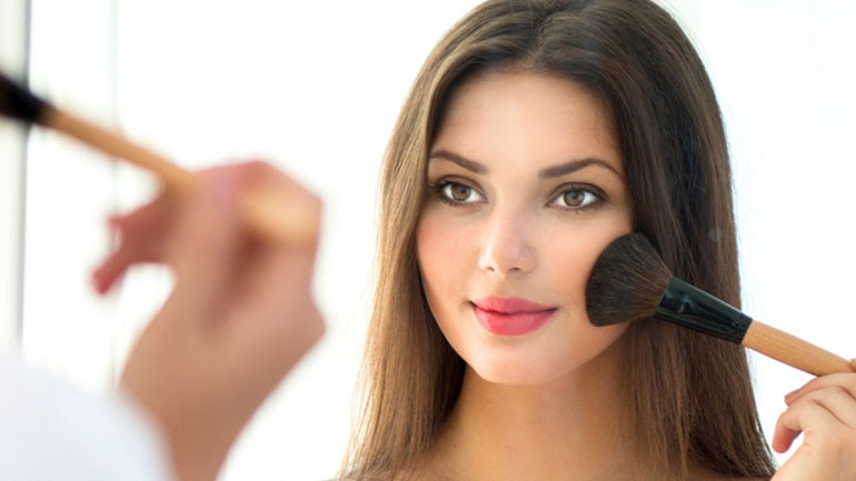 Το νέο beauty trend είναι το… έντονο ρουζ!