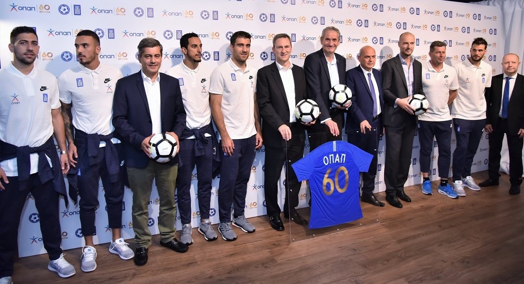 (από αριστερά προς τα δεξιά): Τάσος Μπακασέτας, Δημήτρης Κουρμπέλης, Οδυσσέας Χριστοφόρου - Επικεφαλής Εταιρικών και Ρυθμιστικών Υποθέσεων ΟΠΑΠ, Κάρλος Ζέκα, Σωκράτης Παπασταθόπουλος, Ντάμιαν Κόουπ – Διευθύνων Σύμβουλος ΟΠΑΠ, Καμίλ Ζίγκλερ – Εκτελεστικός Πρόεδρος ΟΠΑΠ, Βαγγέλης Γραμμένος – Πρόεδρος ΕΠΟ, Πέτρ Ματεγιόφσκι - Chief Customer Officer ΟΠΑΠ, Μίκαελ Σκίμπε – Προπονητής Εθνικής Ομάδας Ποδοσφαίρου, Ορέστης Καρνέζης, Πετρ Φούσεκ - Ανεξάρτητος Εμπειρογνώμων FIFA - UEFA στην ΕΠΟ