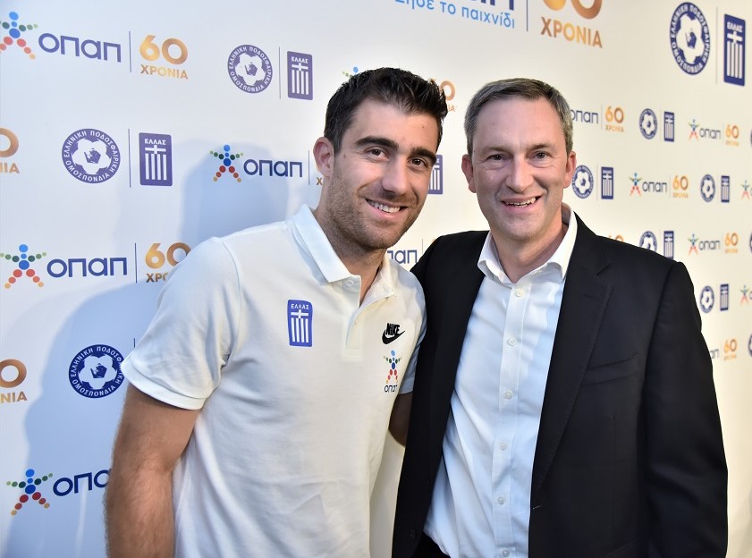 (από αριστερά προς τα δεξιά): Σωκράτης Παπασταθόπουλος, Ντάμιαν Κόουπ – Διευθύνων Σύμβουλος ΟΠΑΠ