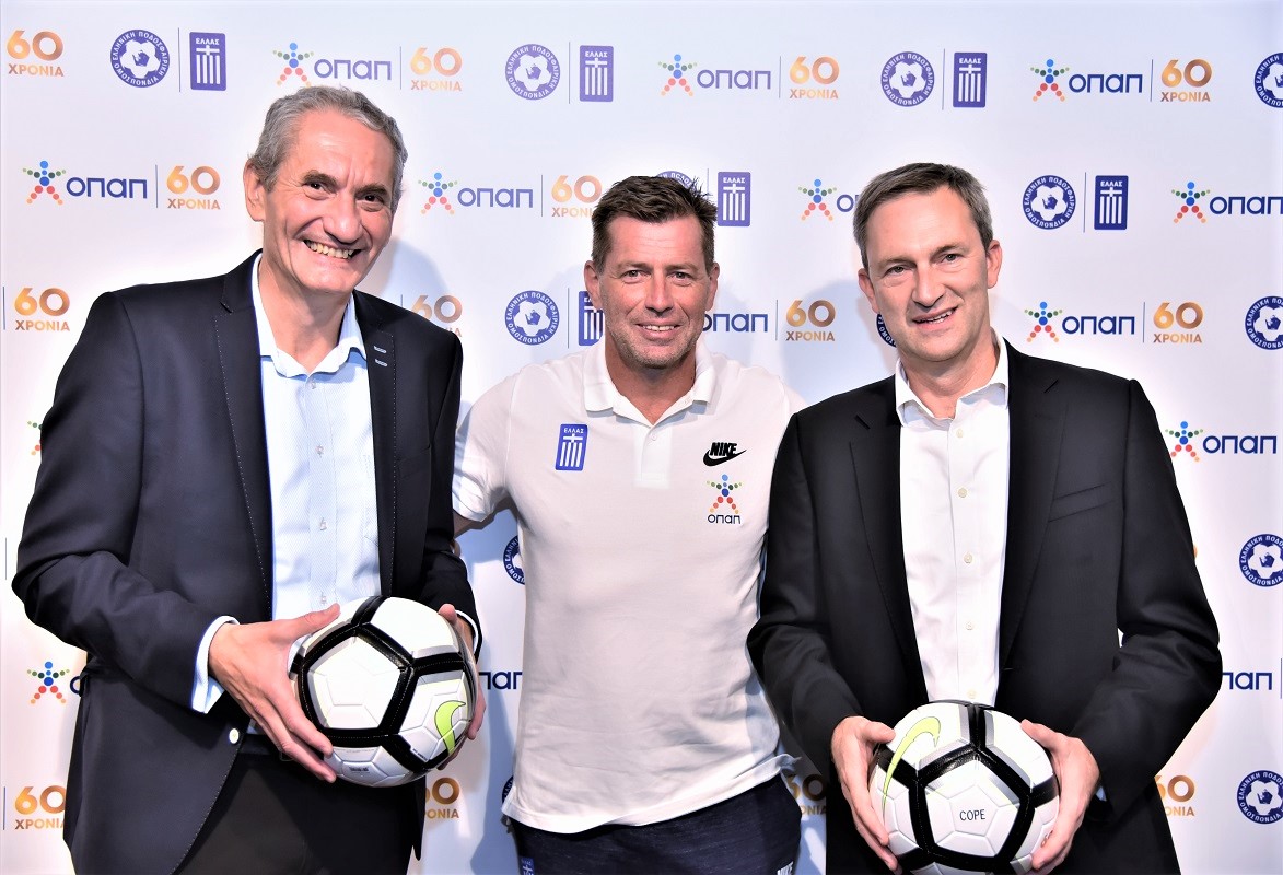  (από αριστερά προς τα δεξιά): Καμίλ Ζίγκλερ – Εκτελεστικός Πρόεδρος ΟΠΑΠ, Μίκαελ Σκίμπε – Προπονητής Εθνικής Ομάδας Ποδοσφαίρου, Ντάμιαν Κόουπ – Διευθύνων Σύμβουλος ΟΠΑΠ