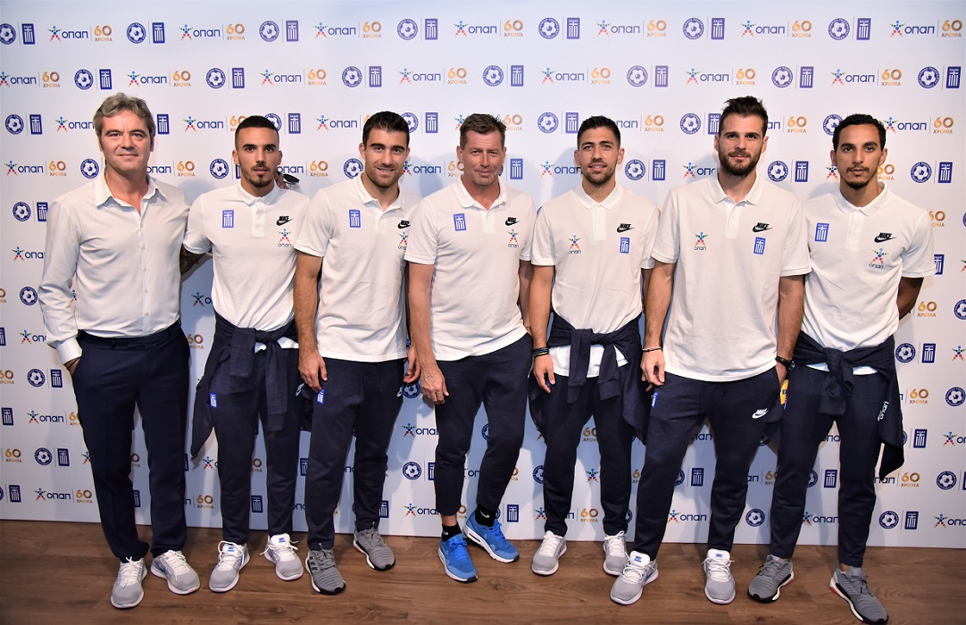 (από αριστερά προς τα δεξιά): Ζήσης Βρύζας – Τεχνικός Διευθυντής Εθνικών Ομάδων, Δημήτρης Κουρμπέλης, Σωκράτης Παπασταθόπουλος, Μίκαελ Σκίμπε – Προπονητής Εθνικής Ομάδας Ποδοσφαίρου, Τάσος Μπακασέτας, Ορέστης Καρνέζης και Κάρλος Ζέκα 