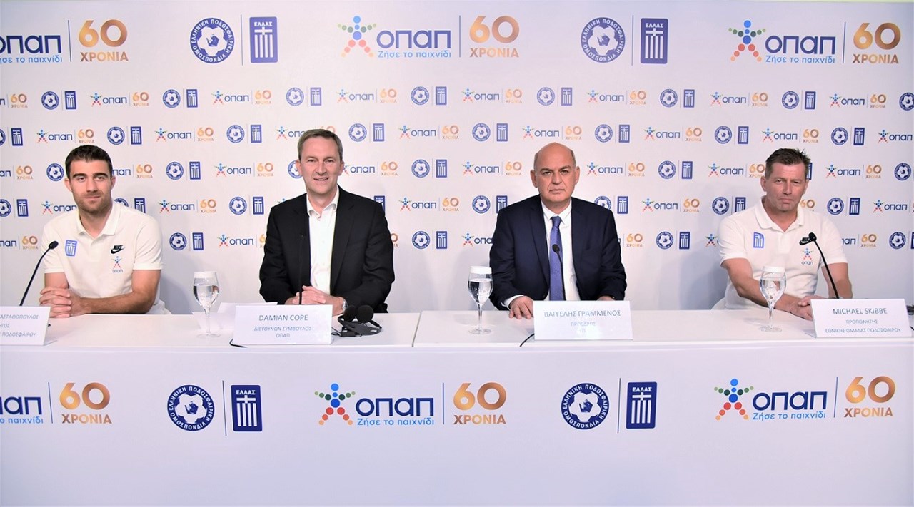 (από αριστερά προς τα δεξιά): Σωκράτης Παπασταθόπουλος – Αρχηγός Εθνικής Ομάδας Ποδοσφαίρου, Ντάμιαν Κόουπ - Διευθύνων Σύμβουλος ΟΠΑΠ, Βαγγέλης Γραμμένος - Πρόεδρος ΕΠΟ, Μίκαελ Σκίμπε - Προπονητής Εθνικής Ομάδας Ποδοσφαίρου