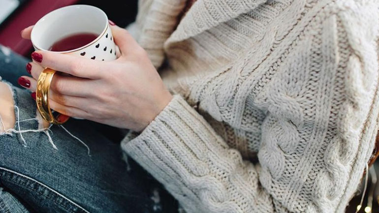 Δείτε το χρώμα βερνικιού που αφαιρεί χρόνια από τα χέρια σας!