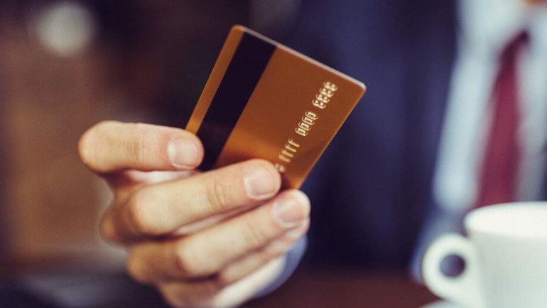 Οι Κύπριοι παραμένουν υπερχρεωμένοι