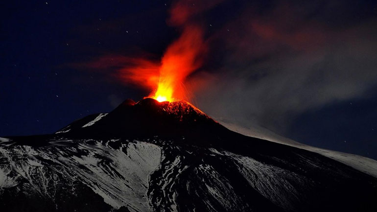 Το ηφαίστειο της Αίτνας στη Σικελία μπορεί κάποια στιγμή να καταρρεύσει στη θάλασσα του Ιονίου και να προκαλέσει τσουνάμι