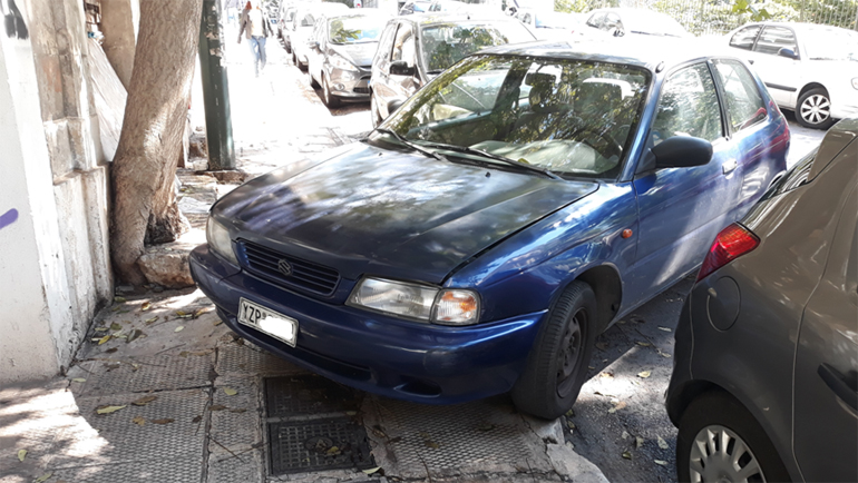 Το πάρκαρε πάνω στο πεζοδρόμιο και για να μην τον γράψουν, όπως μας ενημέρωσε αναγνώστης του zougla.gr, είχε βάλει και σημείωμα πως είναι της... εισαγγελίας!
