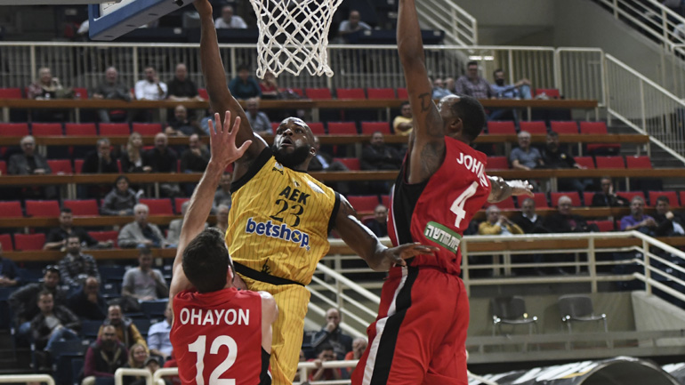 Με το… αριστερό η ΑΕΚ, 79-75 η Χάποελ στο ΟΑΚΑ
