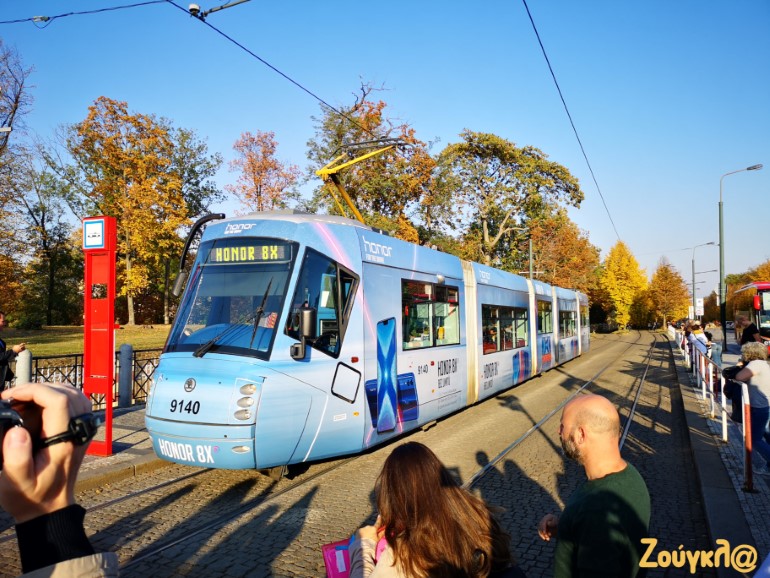 Το 'ντυμένο' Honor τραμ που μας μετέφερε στο χώρο της εκδήλωσης