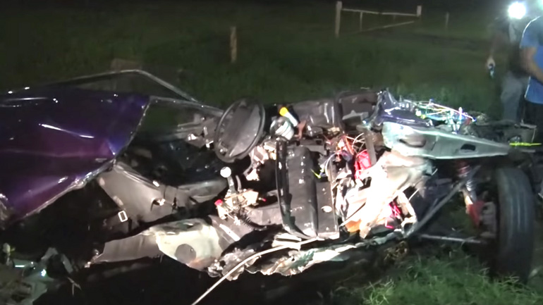 Δείτε μία Mustang να διαλύεται σε κόντρα