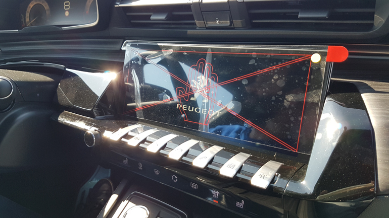 Μεγάλη οθόνη αφής στην κεντρική κονσόλα και κουμπιά που χαίρεσαι να τα... πειράζεις