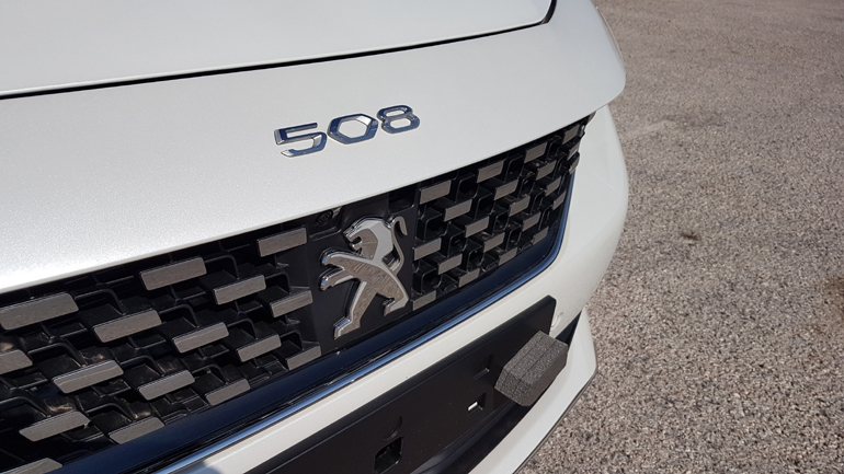 Το 508 τοποθετημένο στο εμπρός καπό...