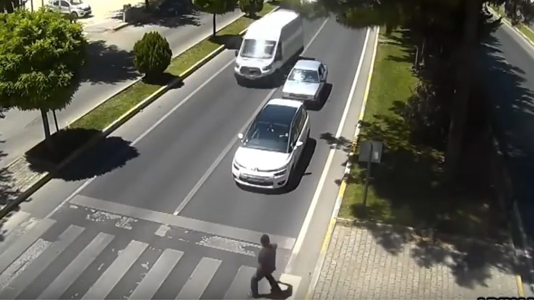 Σταμάτησε για να περάσει ο πεζός και έγινε χαμός! Σταμάτησε για να περάσει ο πεζός και έγινε χαμός!