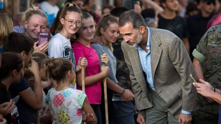 Ο βασιλιάς και η βασίλισσα της Ισπανίας επισκέφθηκαν τη Μαγιόρκα στον απόηχο των φονικών πλημμυρών