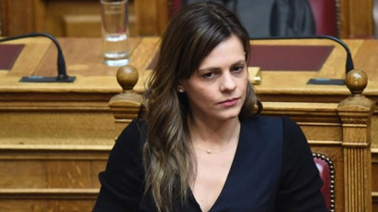 Aχτσιόγλου: Πολύ ανώτεροι του κατώτατου οι μισθοί για νέους επιστήμονες