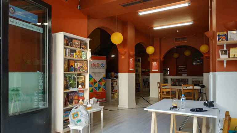 H πρώτη πολυγλωσσική βιβλιοθήκη της Αθήνας στην Πλατεία Θεάτρου