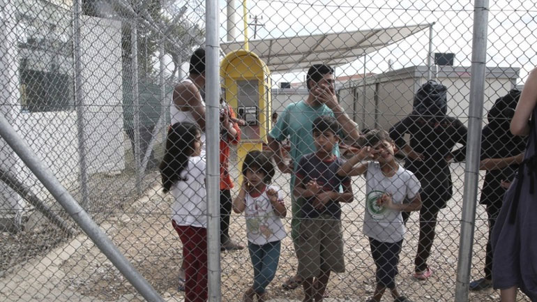 Παραμένουν υπεράριθμοι οι πρόσφυγες στις δομές φιλοξενίας των Ενόπλων Δυνάμεων