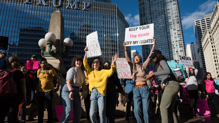 Σικάγο: Χιλιάδες διαδηλωτές για να διαμαρτυρηθούν για την πολιτική Τραμπ «κατά των γυναικών»