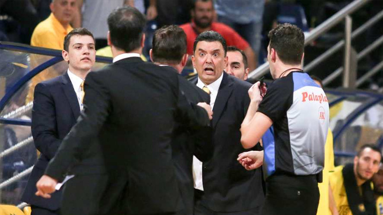 Ένταση στο Άρης-Παναθηναϊκός: Αποβλήθηκαν Αγγέλου και Πασκουάλ