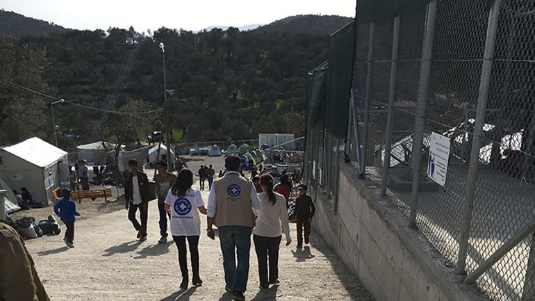 Εντυπωσιασμένος από την οργάνωση του κέντρου Υποδοχής της Μόριας ο Γκερντ Μίλερ