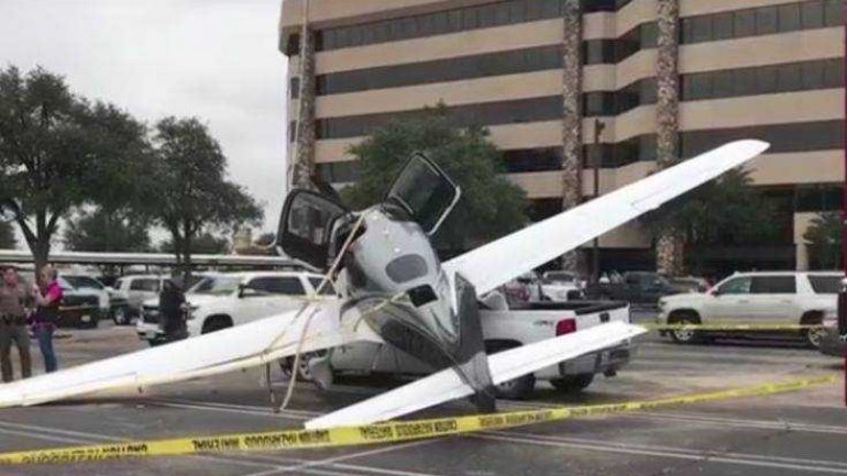 Αεροπλάνο έπεσε σε χώρο στάθμευσης στο Τέξας