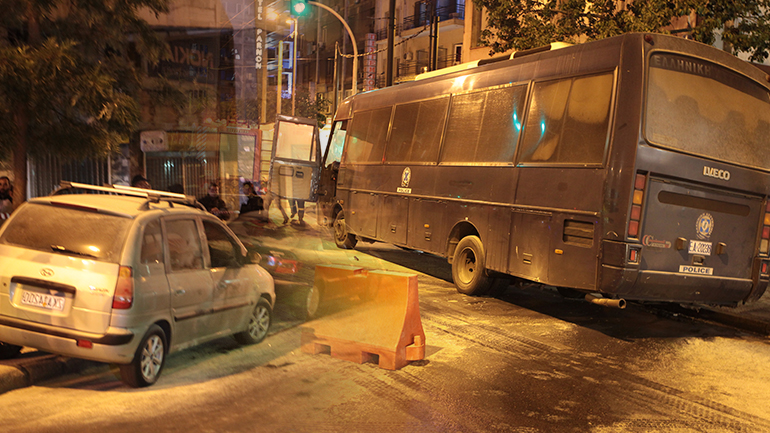 Επίθεση ομάδας αγνώστων με μολότοφ στο Α.Τ. Ομονοίας