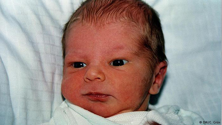 DW: Στη Γερμανία κάνουν χιλιόμετρα για να γεννήσουν – Λείπουν μαίες, κλείνουν μαιευτήρια