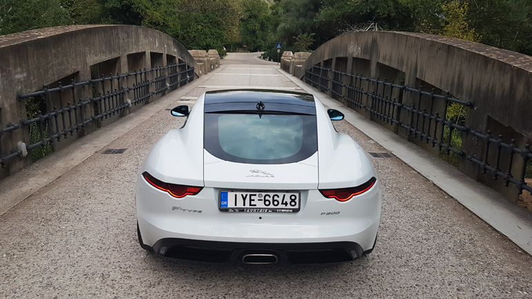 Η λευκή F-Τype της Jaguar Τζώρτζης βγάζει... μάτια!