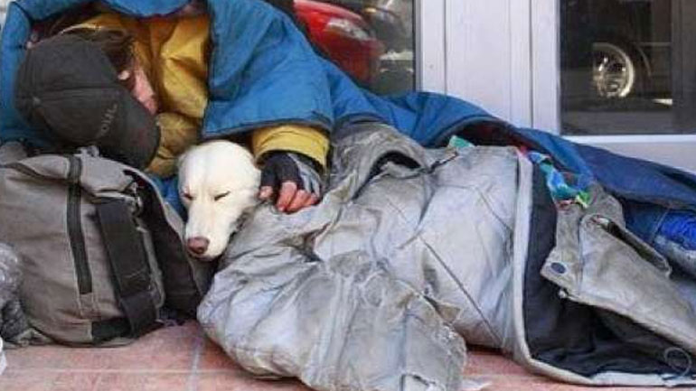 Αντιδράσεις από οργανώσεις για τον νόμο που απαγορεύει οι άστεγοι να κοιμούνται στους δρόμους