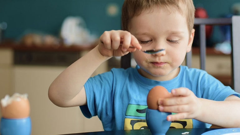 Αυγά και φιστίκια στα μωρά μειώνουν το κίνδυνο αλλεργίας!