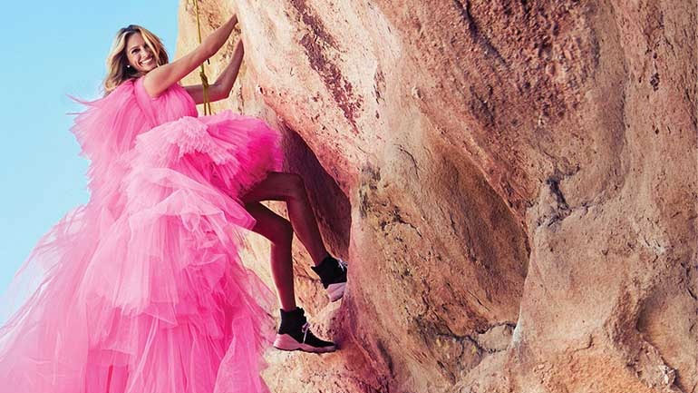 Η Julia Roberts σκαρφαλώνει φορώντας haute couture και μας κόβει την ανάσα!