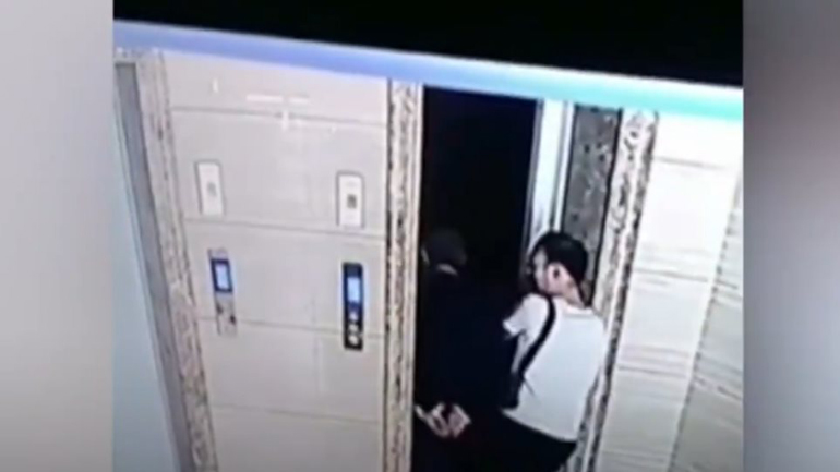 Το βίντεο που διχάζει την Κίνα. Άνοιξε στον πεθερό του την πόρτα του ανσανσέρ και αυτός βρέθηκε… στο κενό