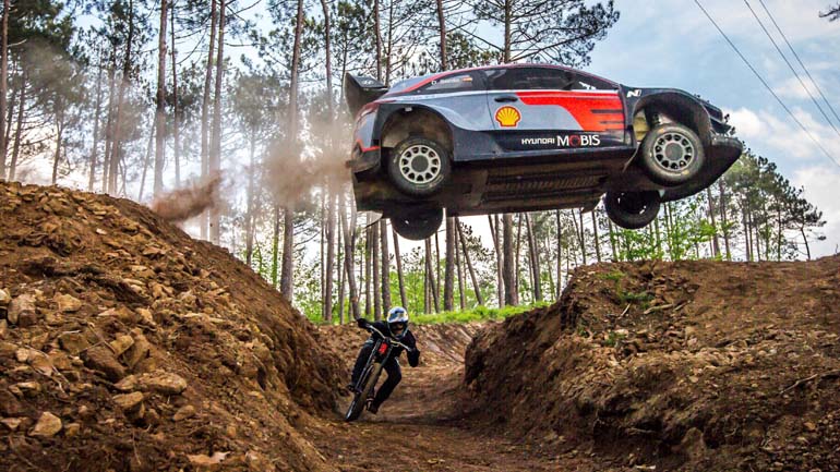 Εκπληκτική μάχη μεταξύ αγωνιστικού του WRC και ποδηλάτου