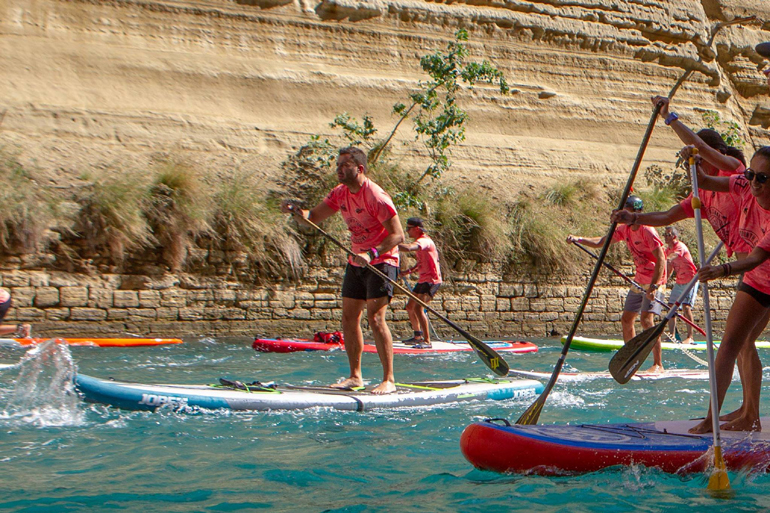 Κωπηλατώντας στον Ισθμό της Κορίνθου πάνω σε μία φουσκωτή σανίδα της JOBE 