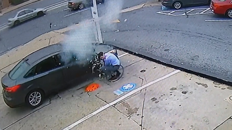 Έσκασε το ελαστικό στο πρόσωπό του! Έσκασε το ελαστικό στο πρόσωπό του!