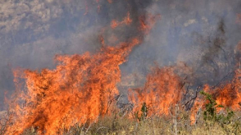 Σε εξέλιξη φωτιά σε ξερά χόρτα στην Περαία Θεσσαλονίκης