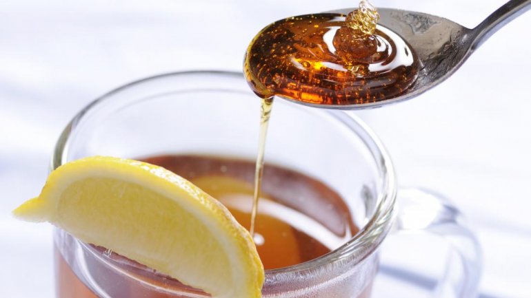 Τα ζεστά ροφήματα με μέλι καταπολεμούν τον βήχα
