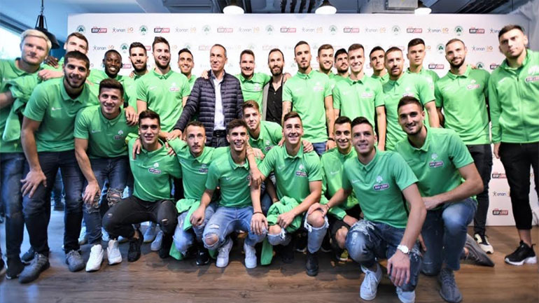 Οι παίκτες ΠΑΕ Παναθηναϊκός με τον Γιώργο Δώνη και τον Νίκος Νταμπίζα